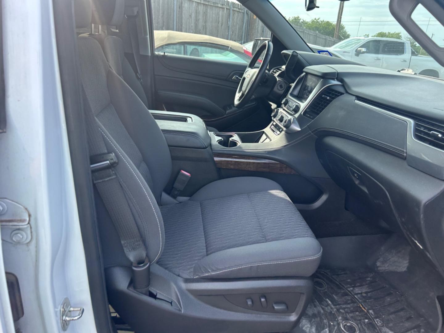 2018 White Chevrolet Tahoe LS 2WD (1GNSCAKC7JR) with an 5.3L V8 OHV 16V engine, 6A transmission, located at 1687 Business 35 S, New Braunfels, TX, 78130, (830) 625-7159, 29.655487, -98.051491 - Photo#6